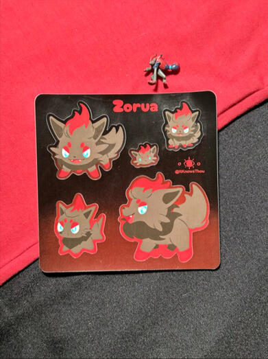 Cartela de adesivo baseada no personagem Zoroark do jogo Pokemon.