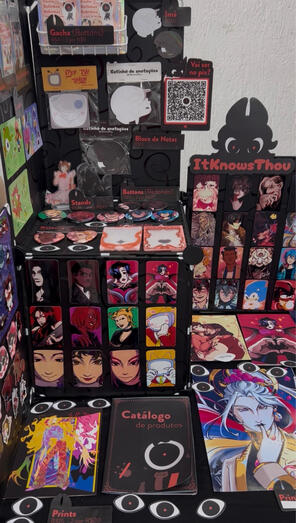Foto de produtos expostos na mesa durante um artist alley.